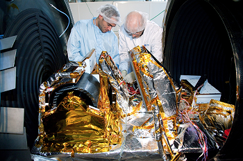 Instrument Saphir en essais de vide thermique - © CNES/JALBY Pierre, 2010
